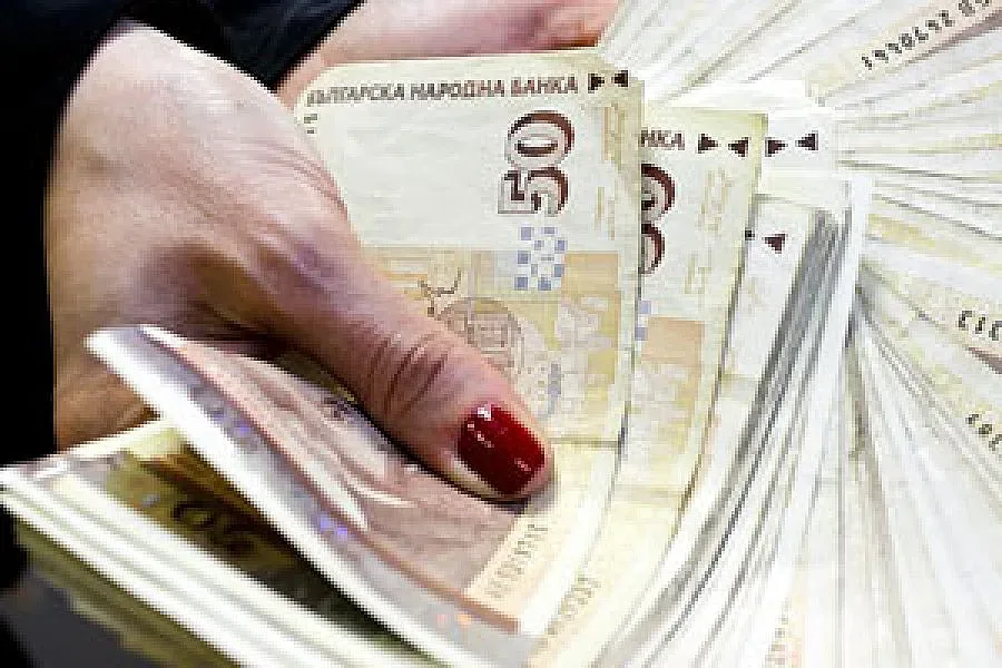 Семейство завлече роднини с 200 бона