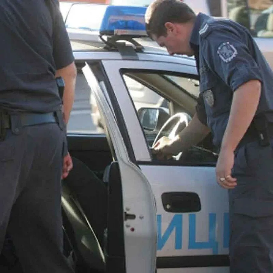 Бандит плаши с нож, граби GSM