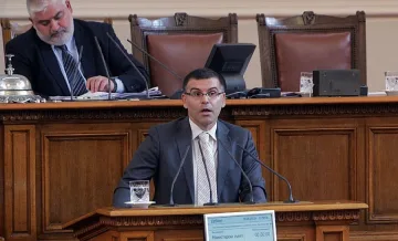 Влачим се по дъното още две години