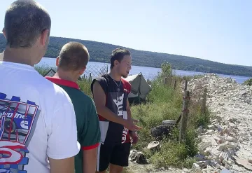 Местни дерибеи вдигат незаконен пристан в защитена зона