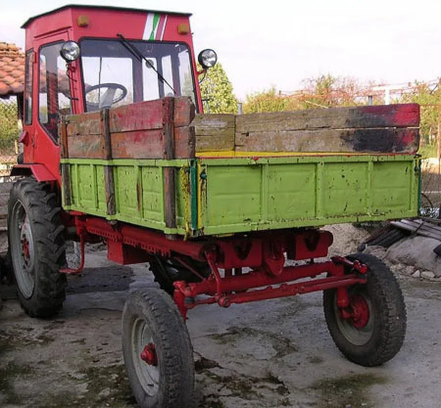 Самоходно шаси затисна фатално двама мъже