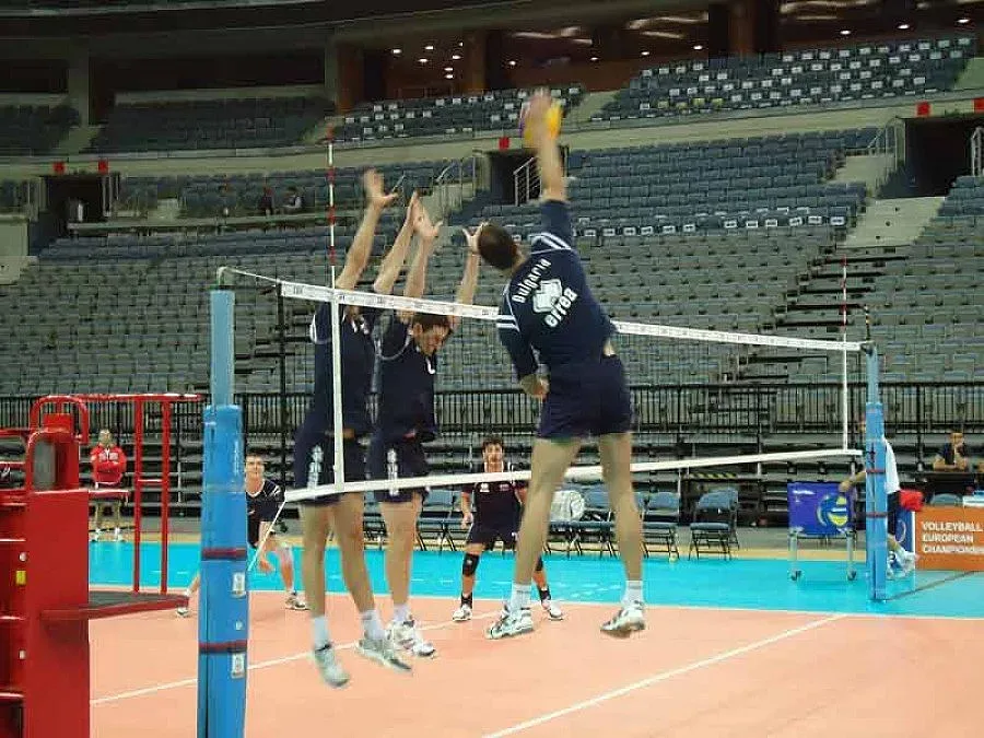 Волейболистите стъпиха в официалната зала