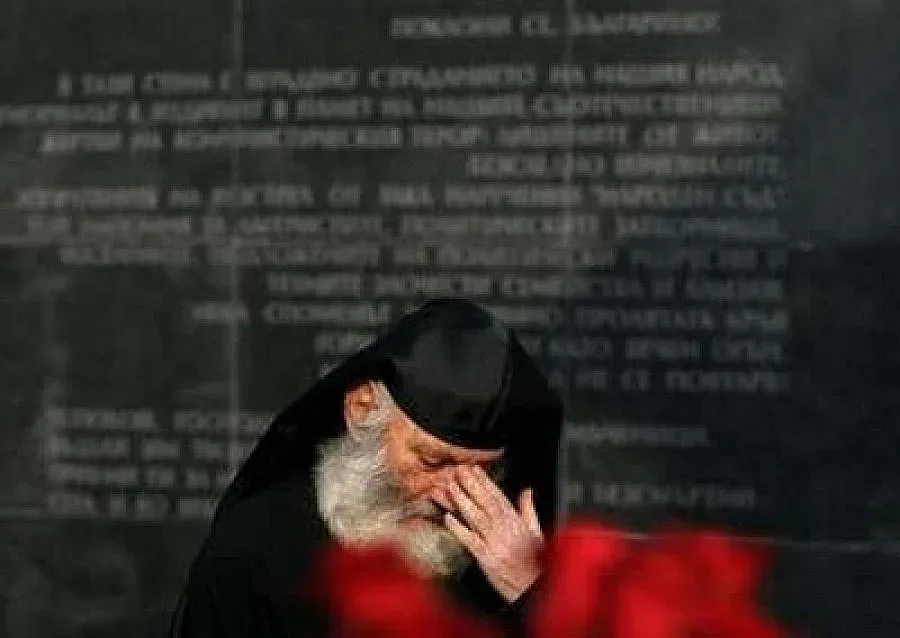 9 септември: СДС се кланя на жертвите, БСП на Братската могила