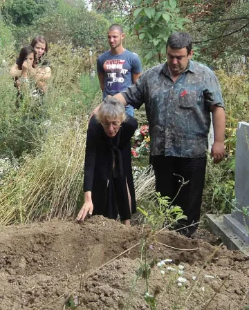 Погребаха Присиян с Карлсон и бутонки