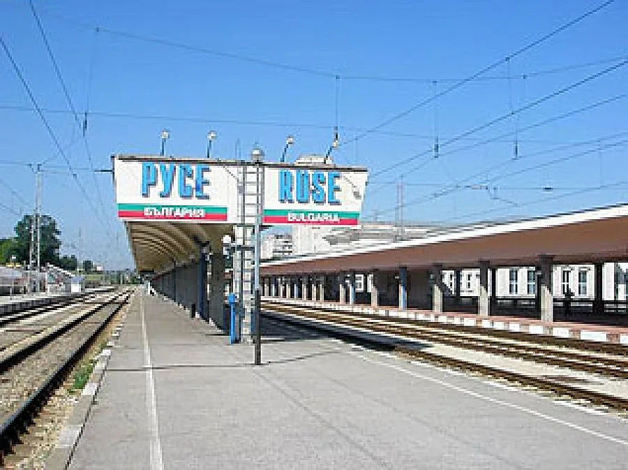 Влак прегази легнала на релсите млада жена 