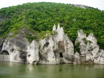 Мъж потъна с колата си в язовир