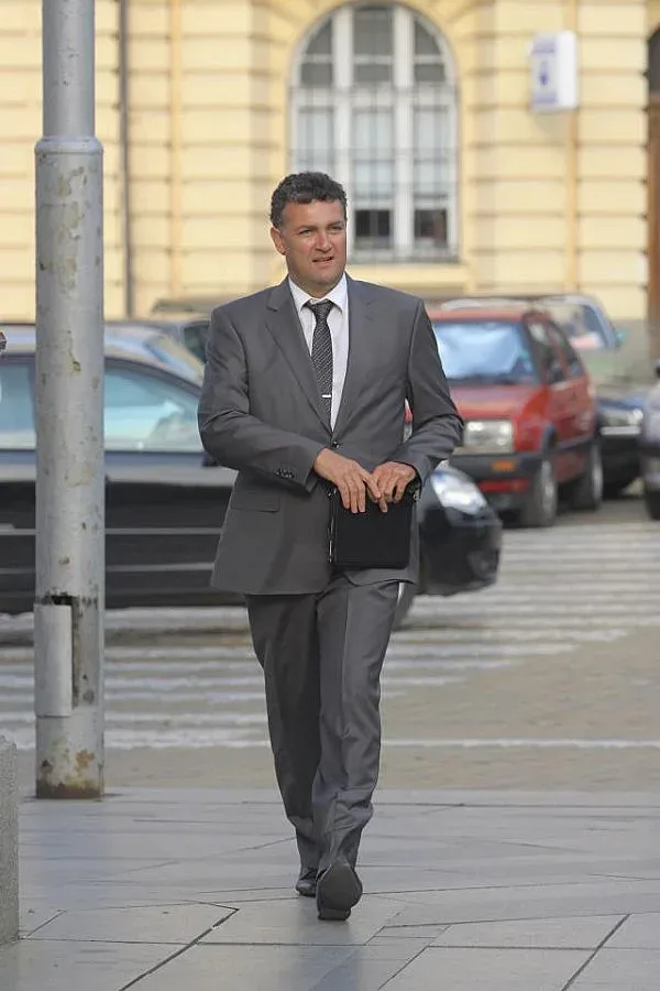 Шеф в ГЕРБ поема фехтовката