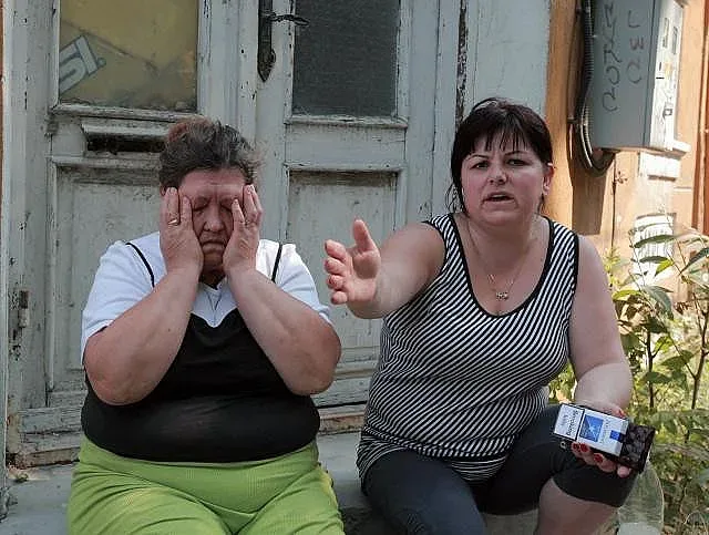 Къща изгоря до основи, втора остана без покрив