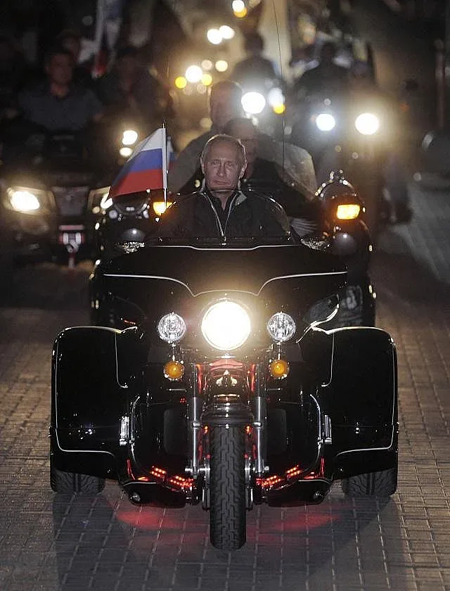 Путин яхна "Харли" на рокерски събор