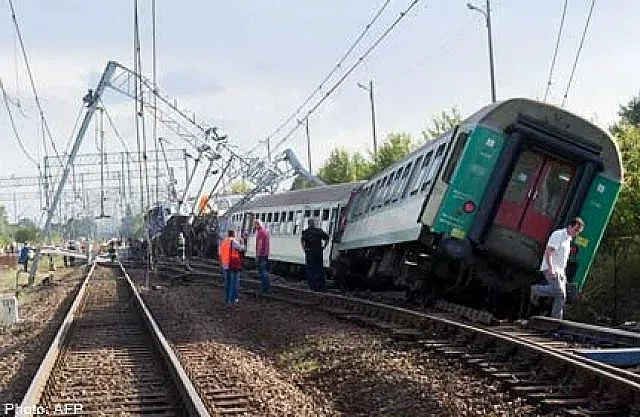 Един e загинал и 56 са ранени при дерайлирането на влак в Полша