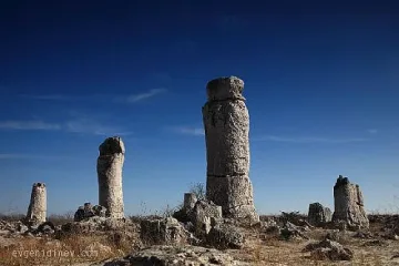 Побитите камъни са дялани по числото Пи