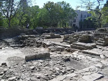 Вдигат статуя на Кръстителя