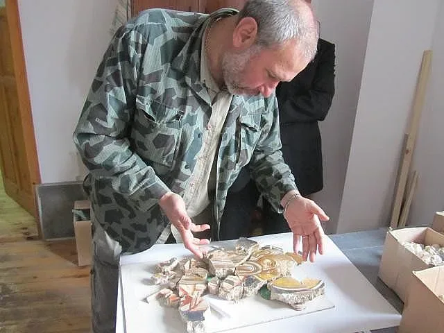 Златни стенописи погребани до царска църква