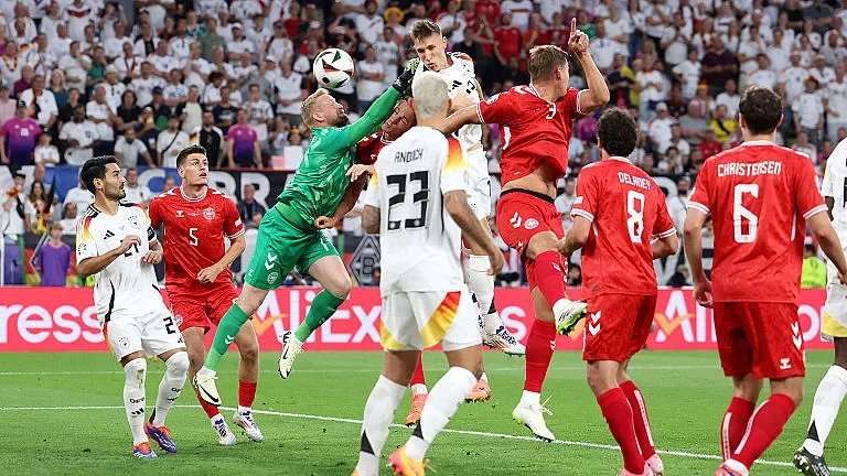 Буря с библейски размери прекъсна мача в Дортмунд