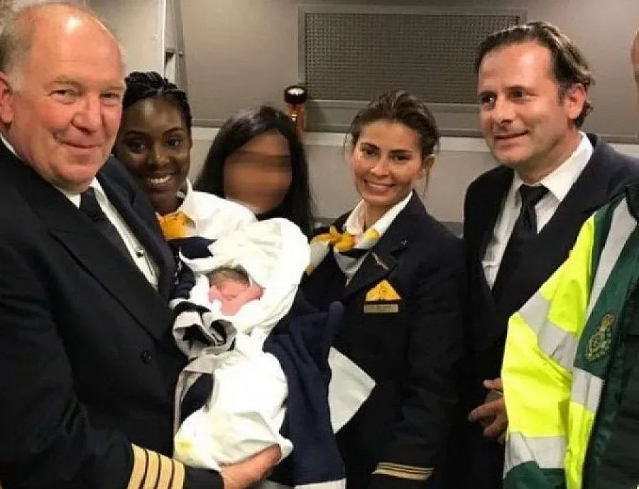 Министър дари сираци с компютри 