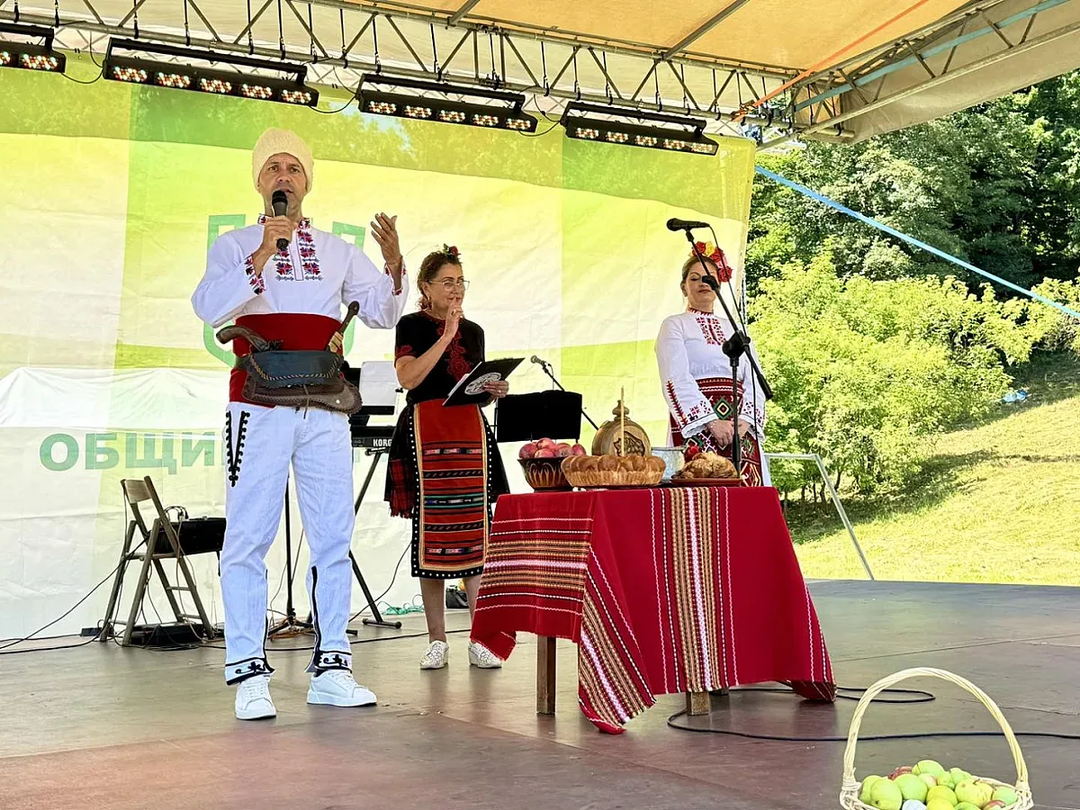 Кметът на Враца облече носията и даде начало на уникално събитие