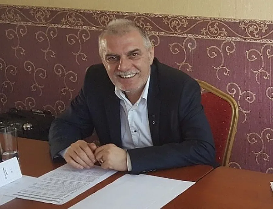 Рейс убива шофьора си