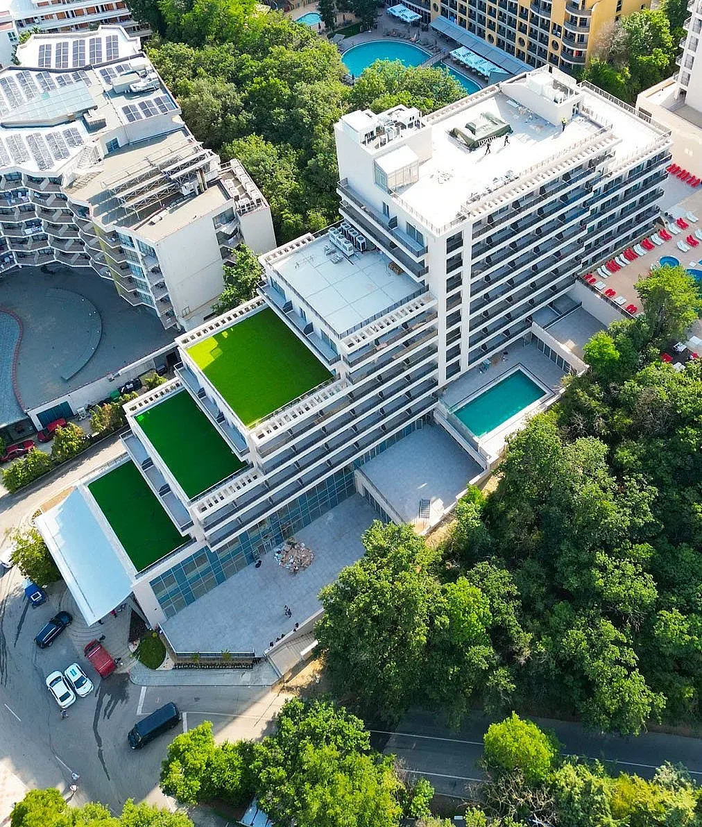 Петзвезден хотел с уникален стълбовиден дизайн отвори на морето