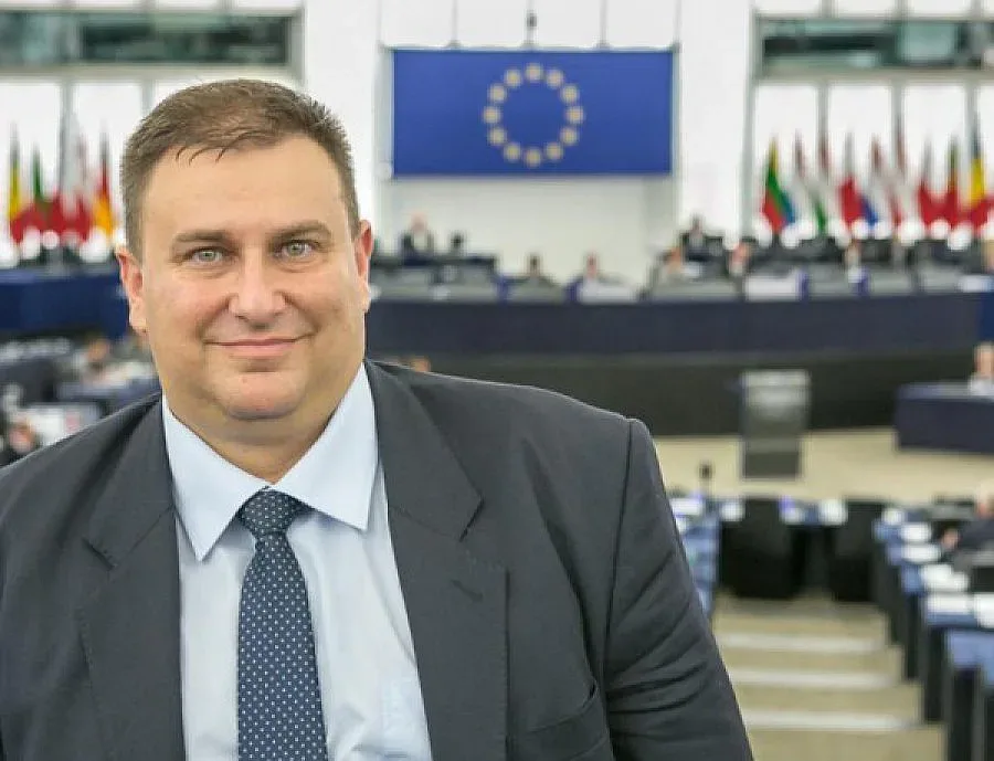 Подпалиха колата на журналист в Козлодуй