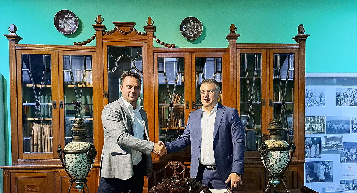 Изпълнителният директор на Black Sea Gold Pomorie дари на Свищовската академия наградата си от конкурса „Мистър и Мисис Икономика”