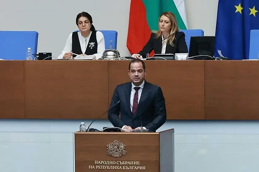 Цирк в парламента с Лена и Рашков заради Брендо