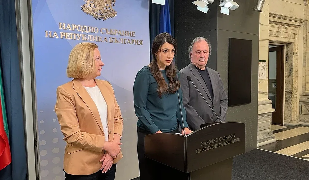 Лена тръгна на война с КПКОНПИ! Хвърли тежки обвинения