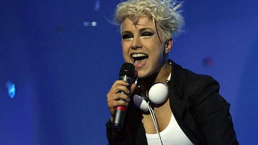 Среднощен каубой гърми в стриптийз бар