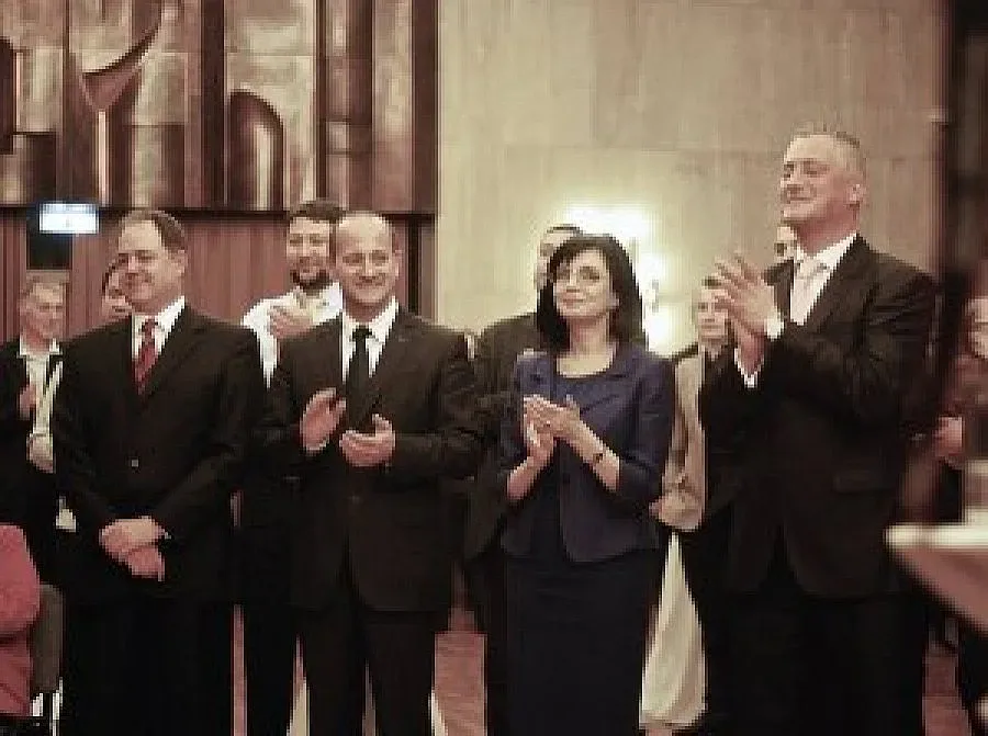 Сарко посрещна папата в Париж