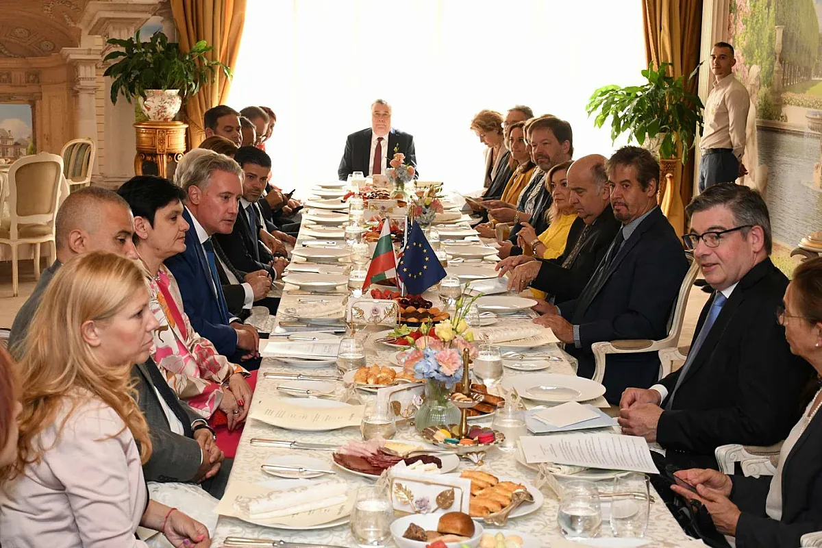 КРИБ и посланици: Политическата стабилност, Еврозоната, ОИСР и Шенген са решаващи за светлия бизнес