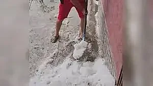 В наш голям град събират градушка с лопати!