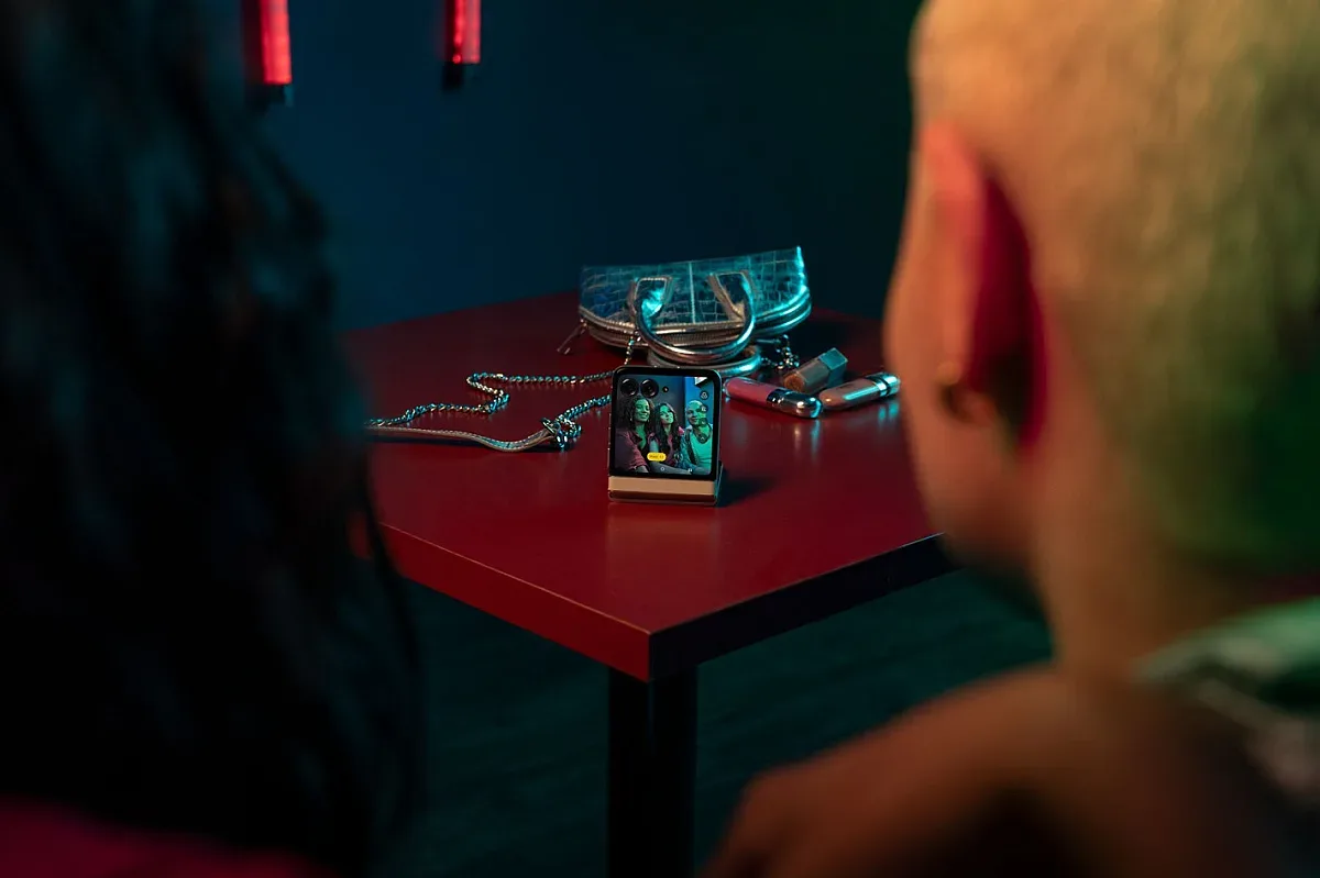 Пуснаха най-големия и най-функционален дисплей на флип смартфон