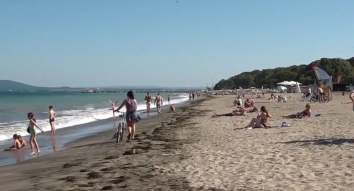 Опасност дебне на плажа в Бургас, спасителите забраниха влизането в морето