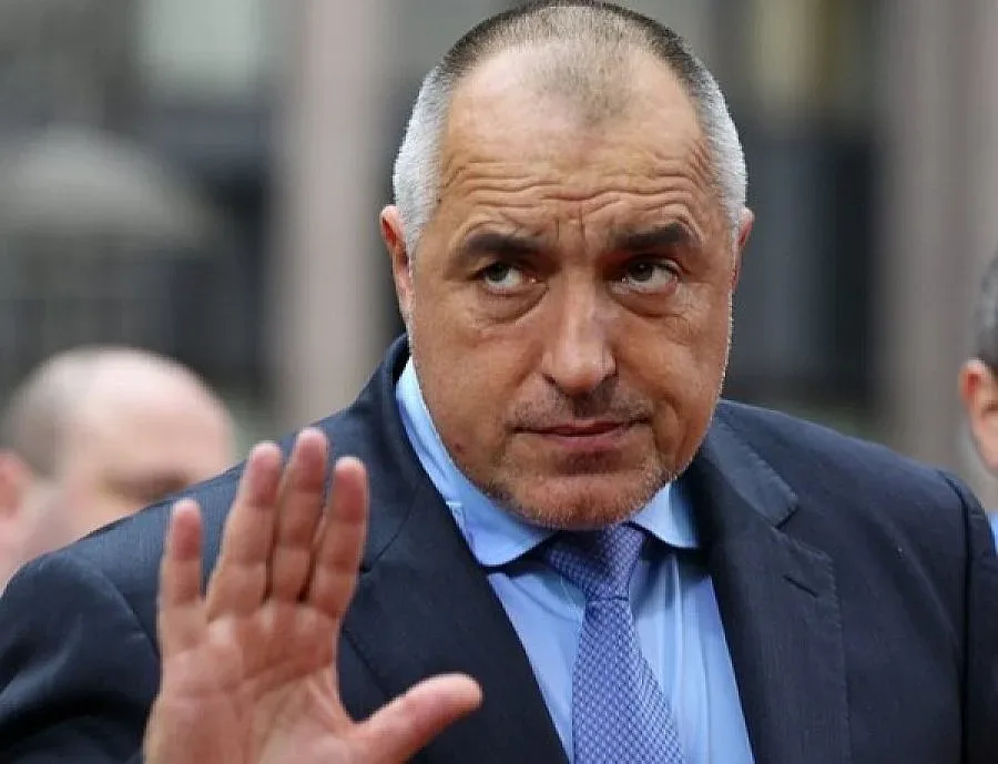 Огромно скеле рухна насред София