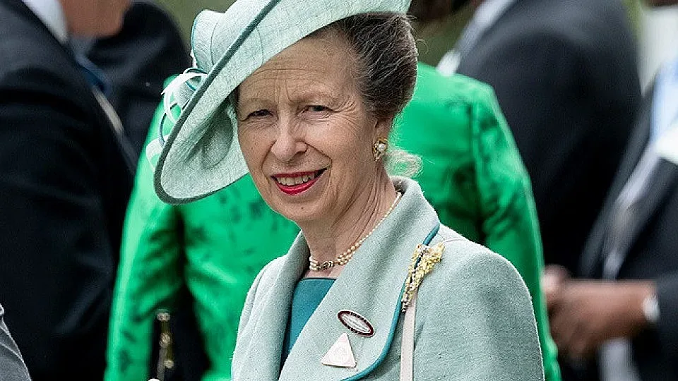 Гръм на Острова! Извънредно за сестрата на Чарлз