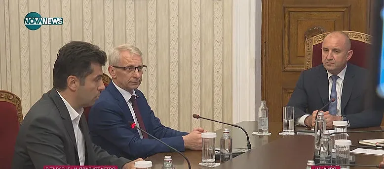 Пепетата с опорки при Радев. Плачат за кабинета "Денков"