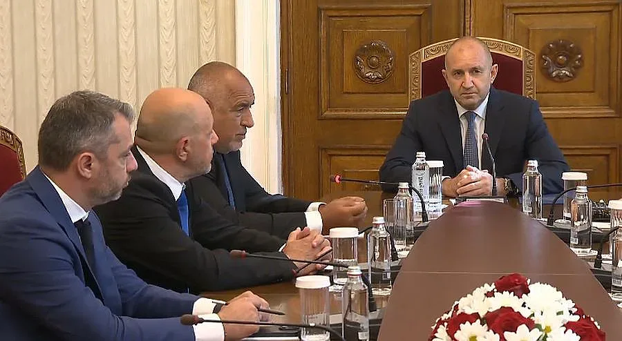 Борисов влезе при Румен Радев и каза съдбата на правителството