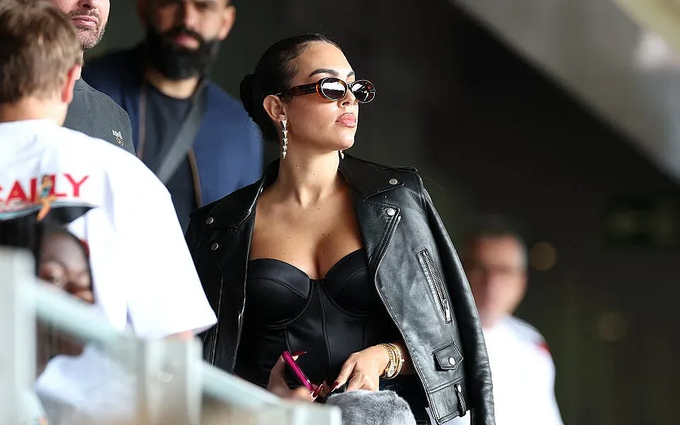 Една брюнетка прикова погледите на стадион "Сигнал Идуна Парк". Коя е тя?