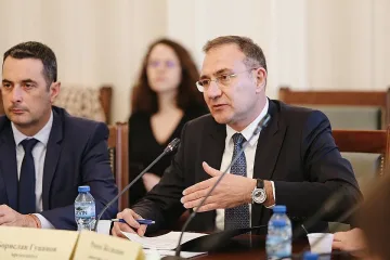 БСП взе завоя. Червен килим до Радев