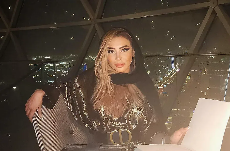 Докато се печеше на яхтата, красавица получи удар