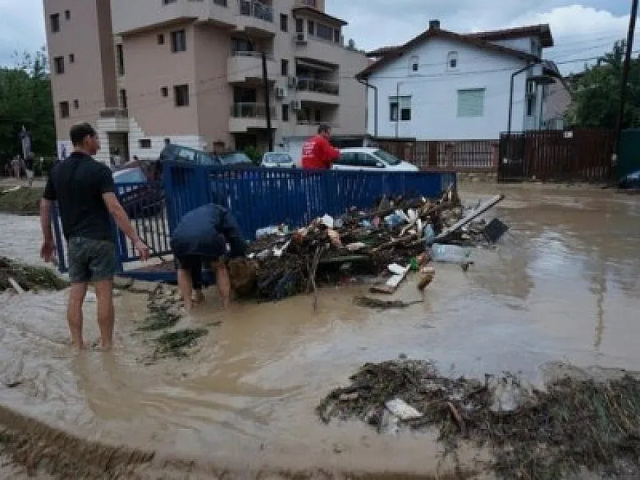 Момче заби бащина лада в бетонна ограда