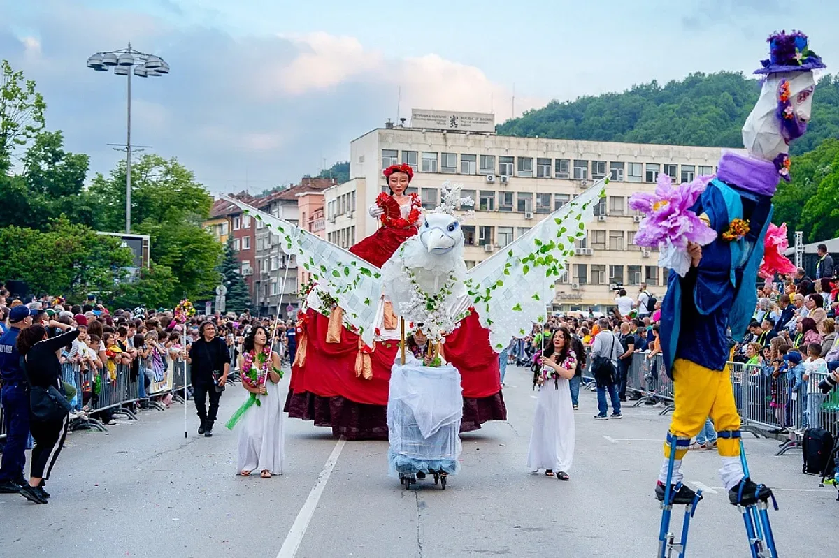 Политици за продан. Луд майтап в Габрово (СНИМКИ)