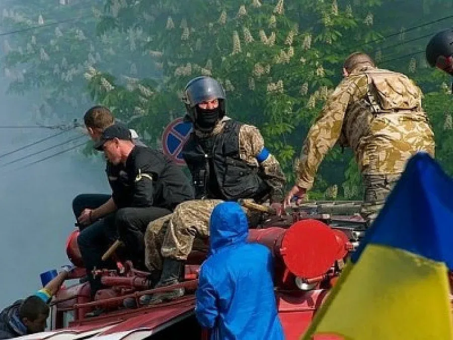 Пожарникари вадиха паднала в дере