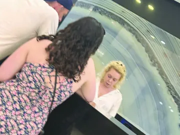Помните ли най-скандалната тв водеща? Ето къде е тя днес