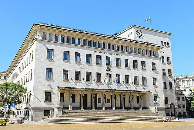 Опашки по тъмно пред БНБ. Голяма новина