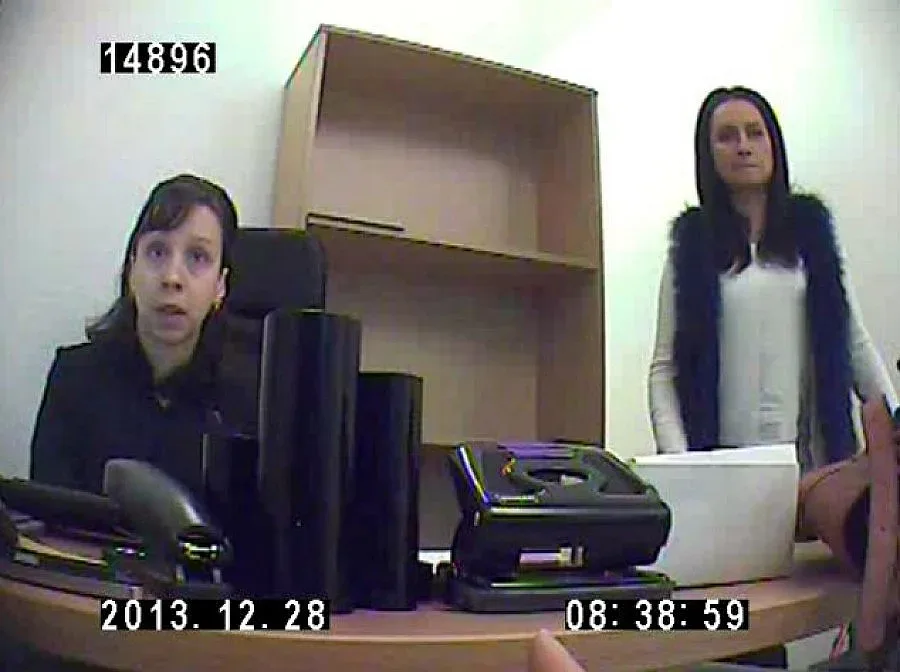 Хилари слага точка