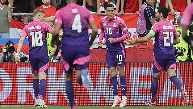 Феновете полудяха! Треска за тази фланелка от Евро 2024