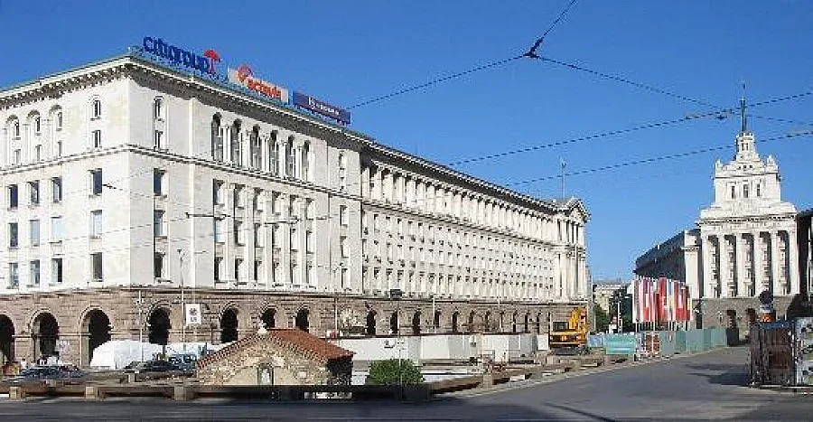 Сваленият крал пита астролози кога да си ходи