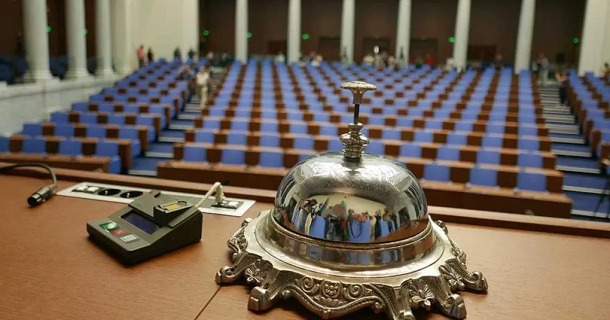 Парламентът заби. Няма председател