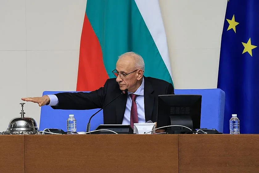 Втори ден страшна жега в парламента. Пак избират председател