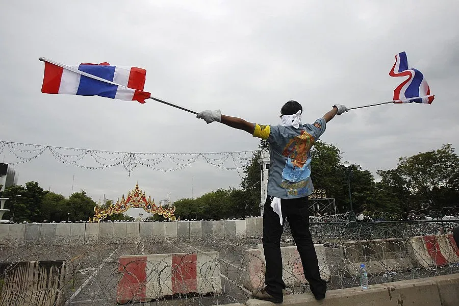 Микробус - факла заради политически пристрастия